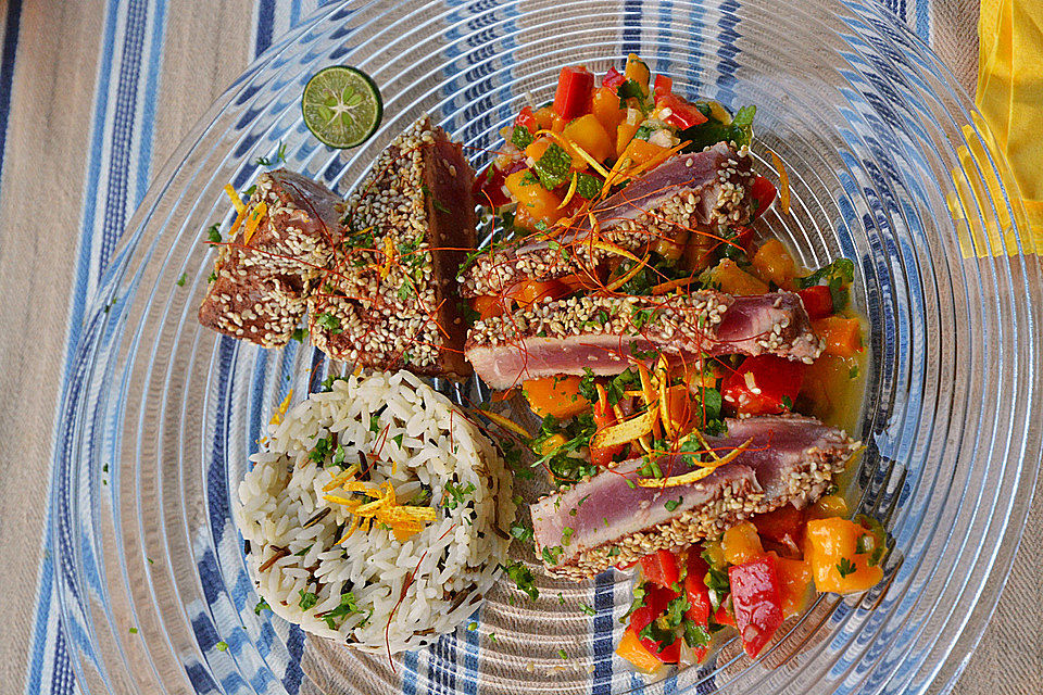 Thunfischfilet in Zimt-Sesam-Kruste auf Chili-Mango-Salat