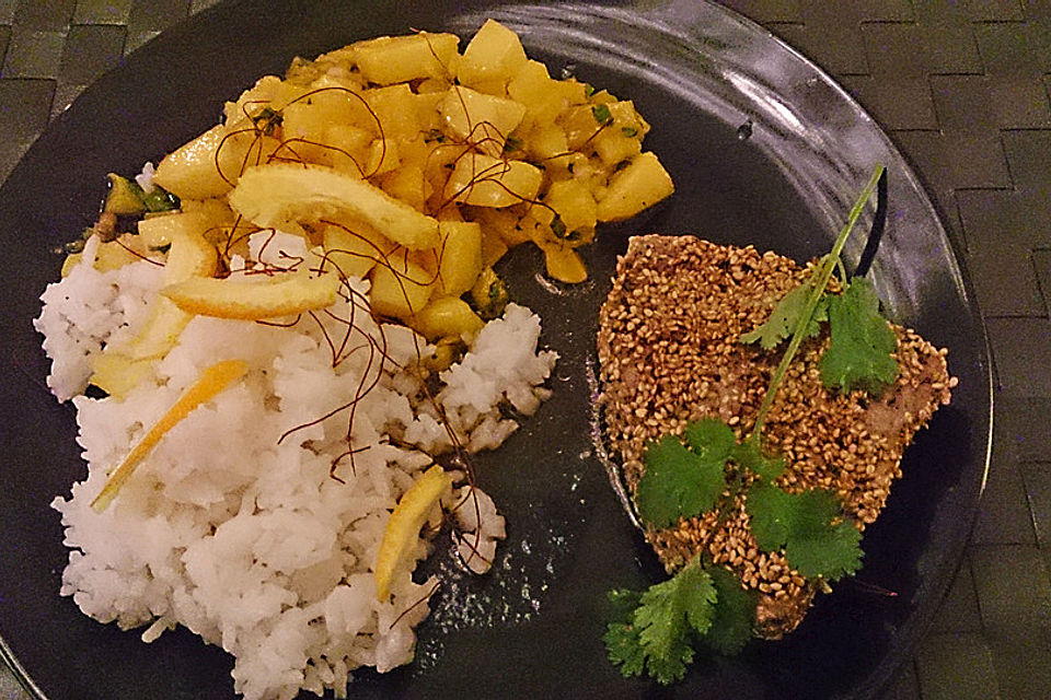 Thunfischfilet in Zimt-Sesam-Kruste auf Chili-Mango-Salat