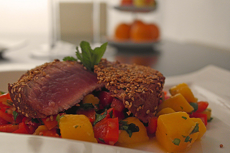 Thunfischfilet in Zimt-Sesam-Kruste auf Chili-Mango-Salat