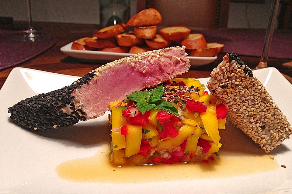 Thunfischfilet in Zimt-Sesam-Kruste auf Chili-Mango-Salat