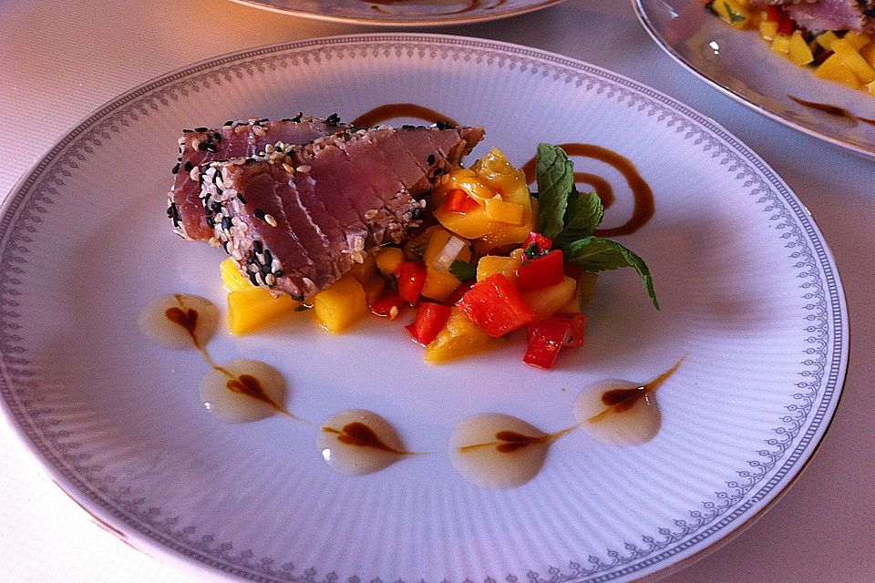 Thunfischfilet in Zimt-Sesam-Kruste auf Chili-Mango-Salat