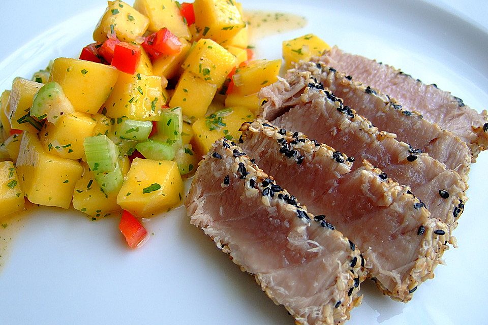 Thunfischfilet in Zimt-Sesam-Kruste auf Chili-Mango-Salat