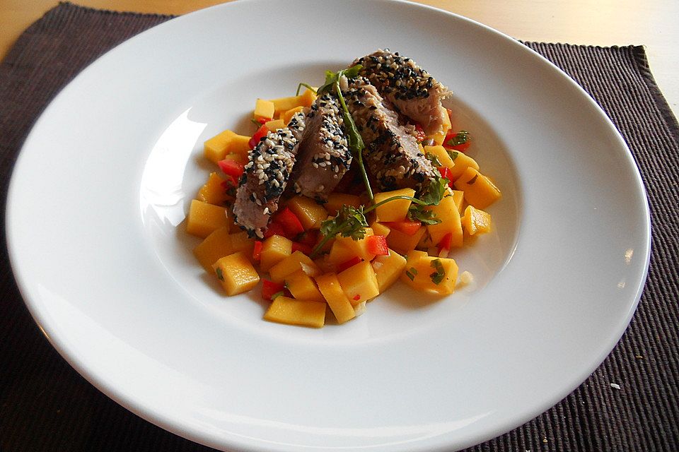 Thunfischfilet in Zimt-Sesam-Kruste auf Chili-Mango-Salat