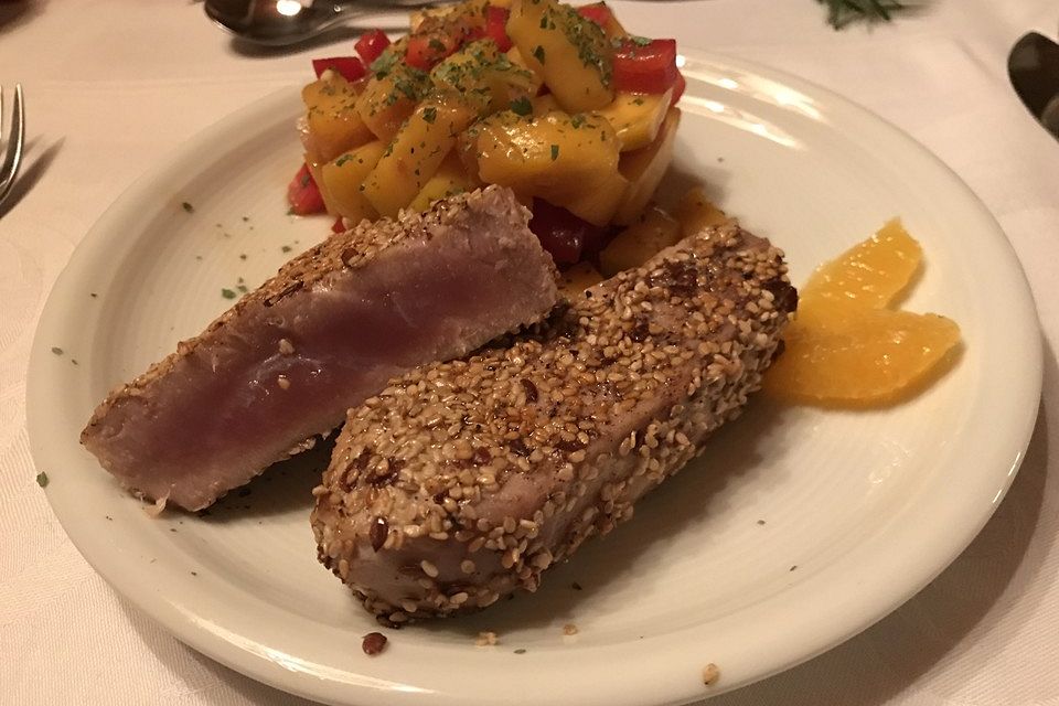 Thunfischfilet in Zimt-Sesam-Kruste auf Chili-Mango-Salat