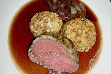 Crepinette vom Bison mit Rotwein - Pfeffersauce und Semmel - Pilz - Knödel