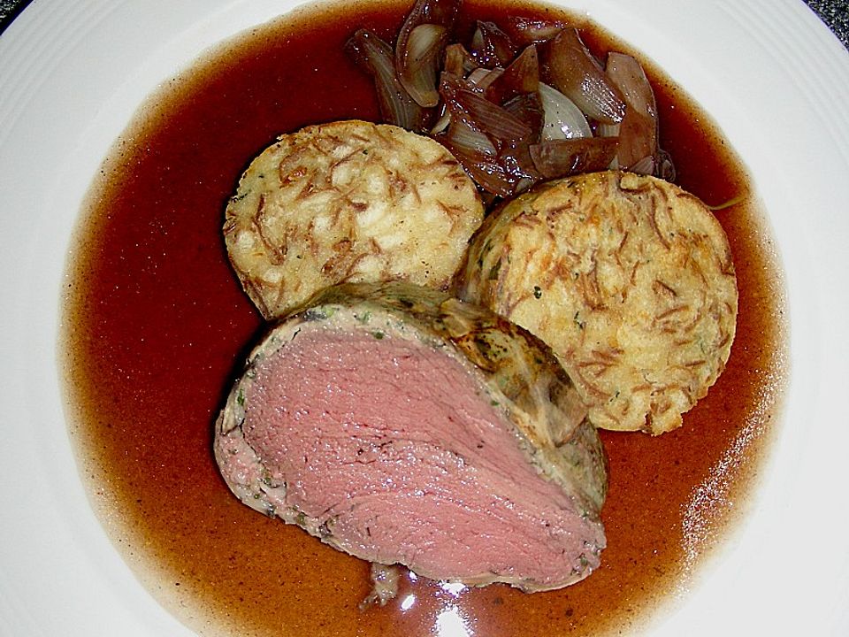 Crepinette vom Bison mit Rotwein - Pfeffersauce und Semmel - Pilz