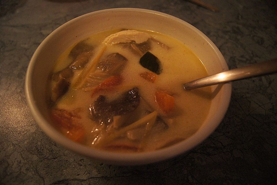 Hühnersuppe mit Kokos, Zitronengras und Galgant