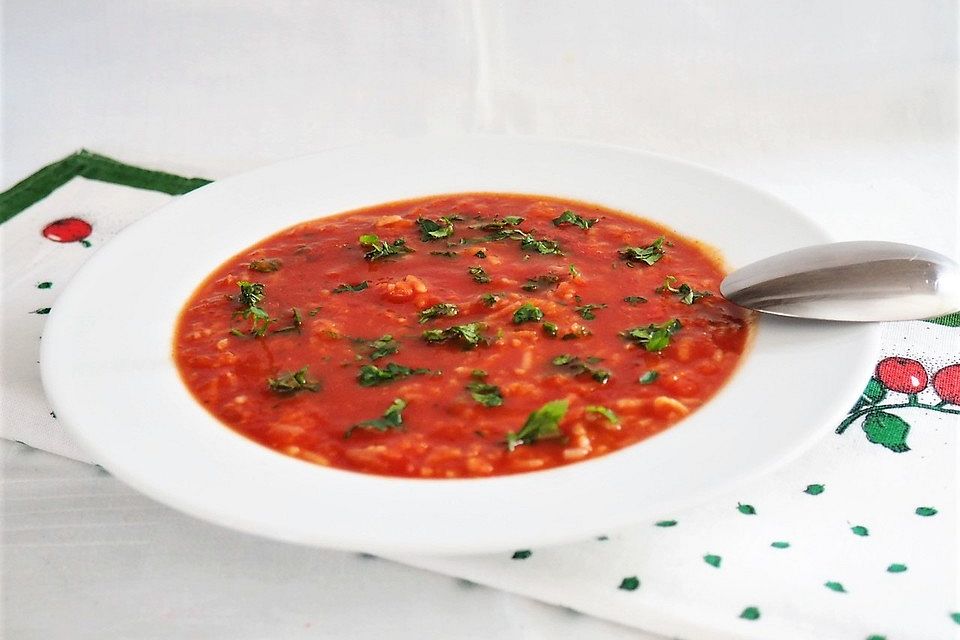 Preiswerte und schnelle Tomatensuppe mit Reis