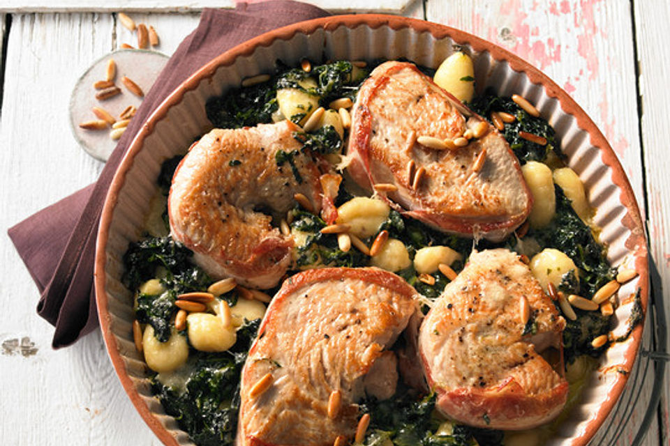 Putensteaks aus dem Ofen mit Spinat-Gorgonzola-Sauce und Pinienkernen