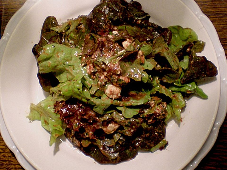 Gartensalat mit frischen Kräutern und Schafskäse in Limetten - Minz ...