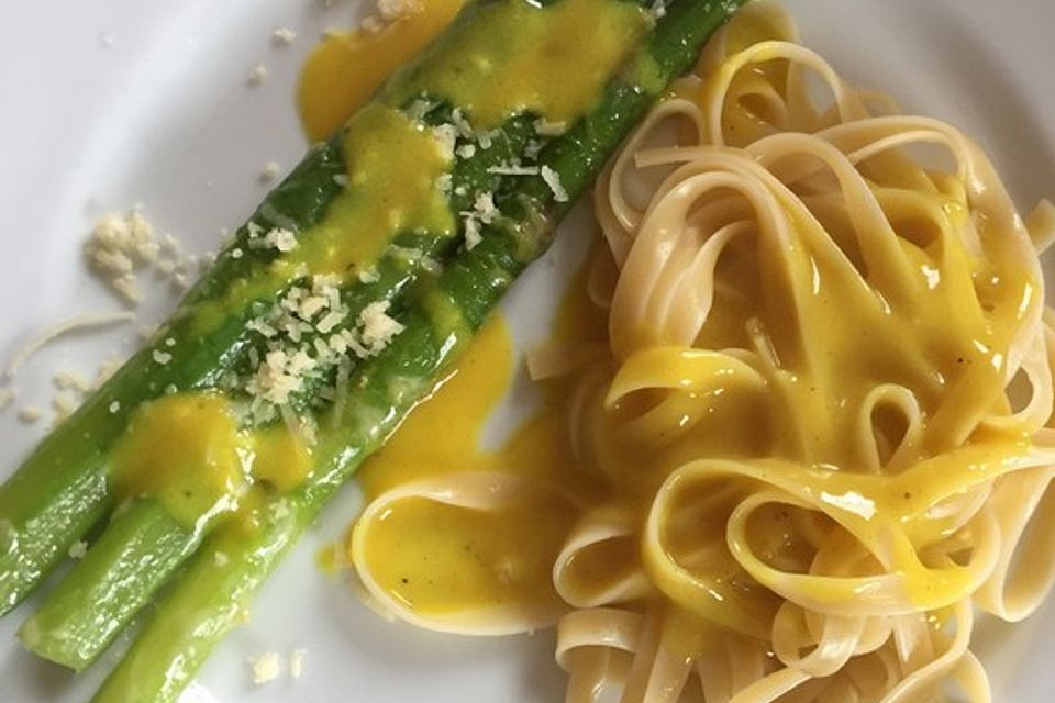 Linguine mit Orangensauce und grünem Spargel