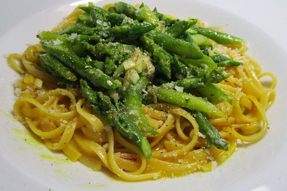 Linguine mit Orangensauce und grünem Spargel