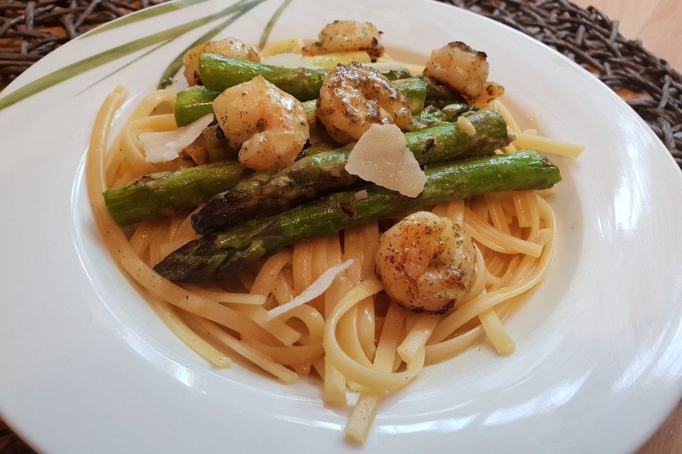 Linguine mit Orangensauce und grünem Spargel