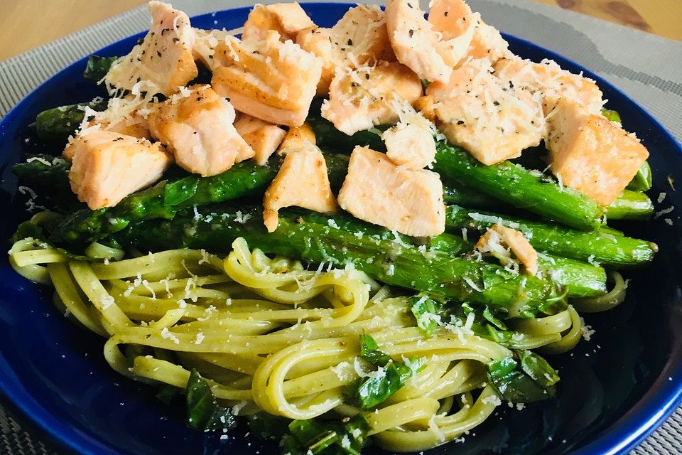 Linguine mit Orangensauce und grünem Spargel