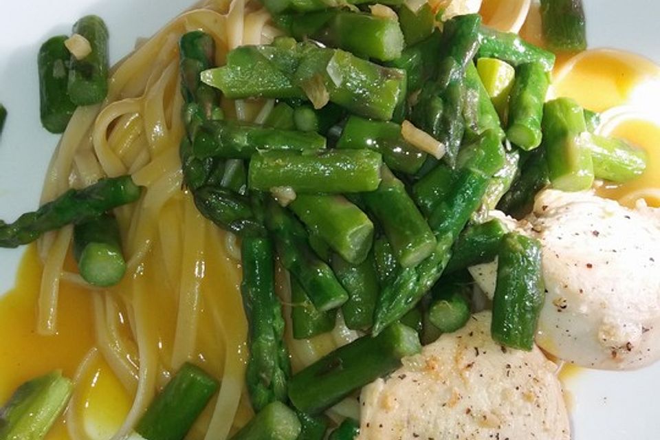 Linguine mit Orangensauce und grünem Spargel