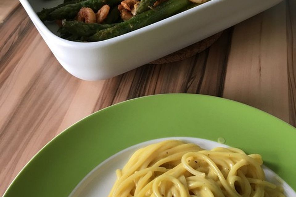 Linguine mit Orangensauce und grünem Spargel