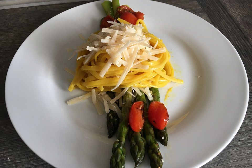 Linguine mit Orangensauce und grünem Spargel