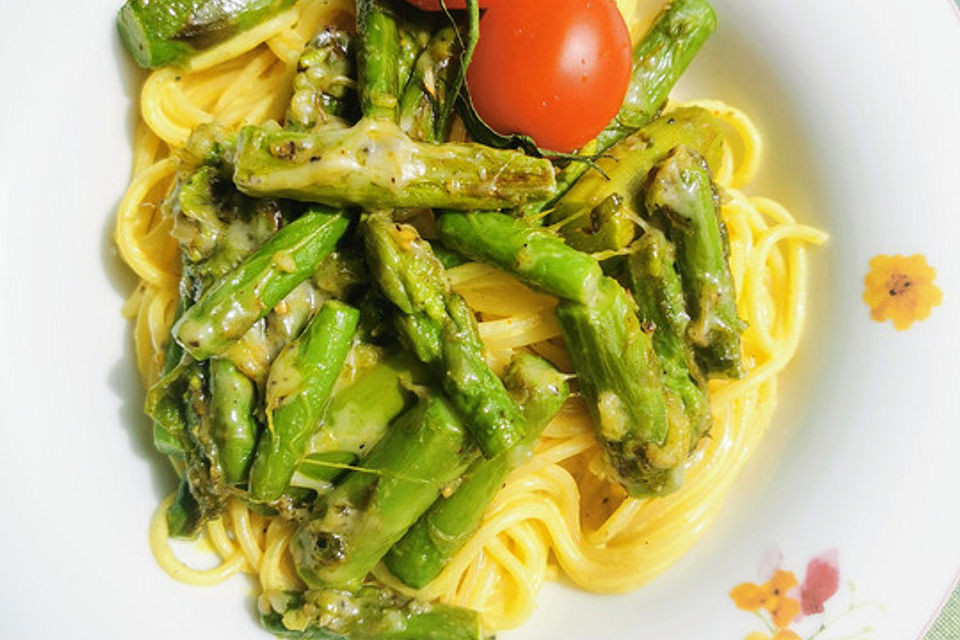 Linguine mit Orangensauce und grünem Spargel