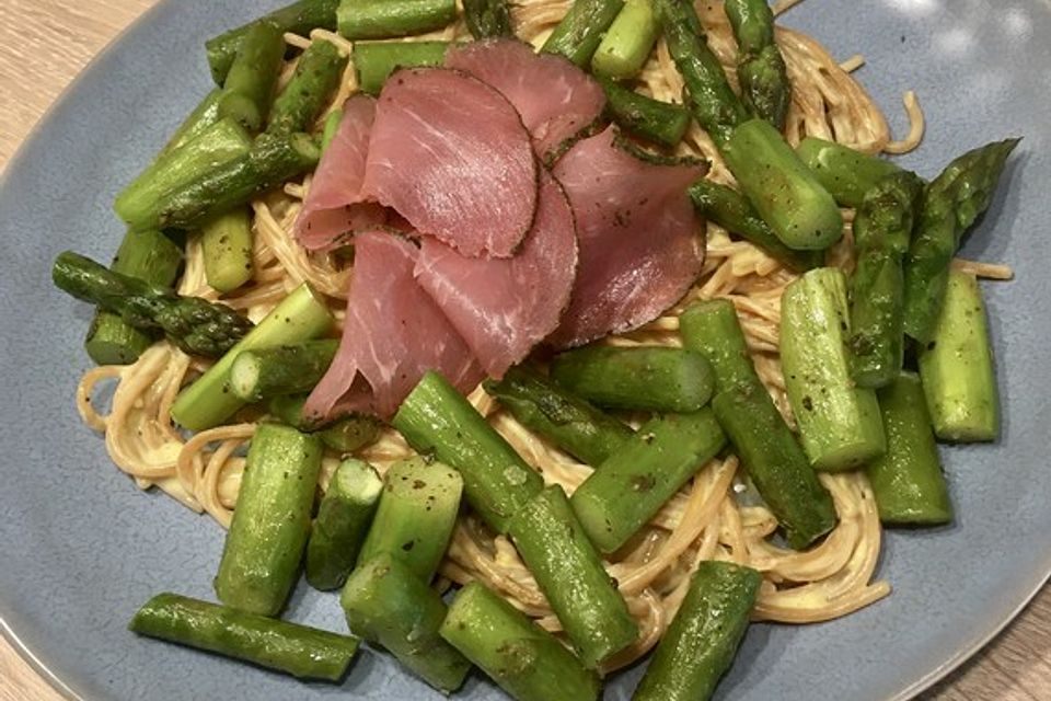 Linguine mit Orangensauce und grünem Spargel