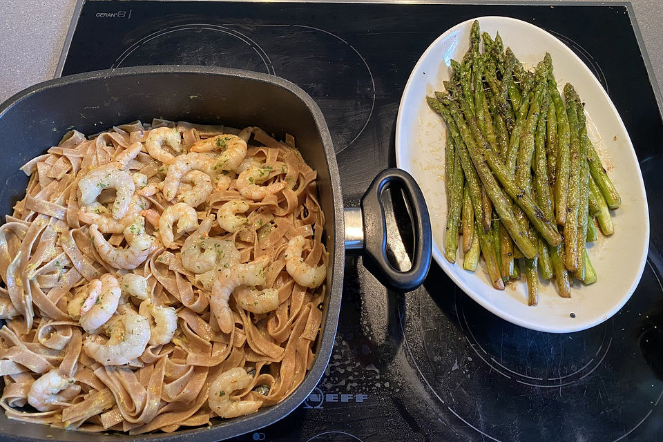 Linguine mit Orangensauce und grünem Spargel