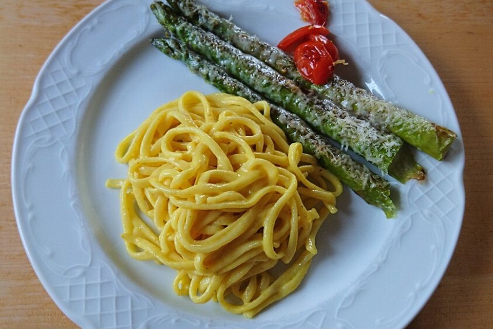 Linguine mit Orangensauce und grünem Spargel