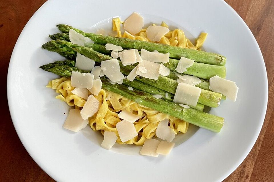 Linguine mit Orangensauce und grünem Spargel