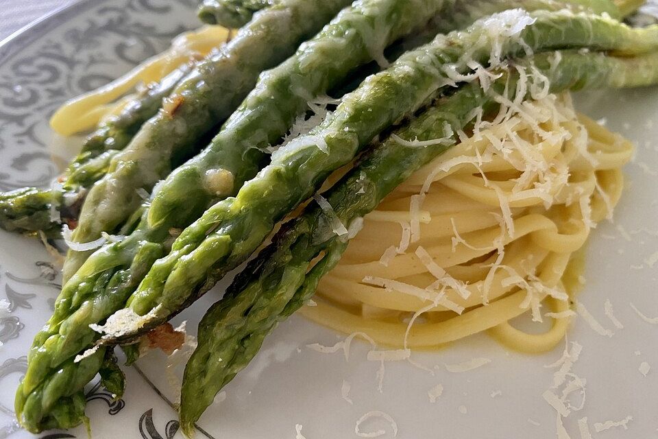 Linguine mit Orangensauce und grünem Spargel