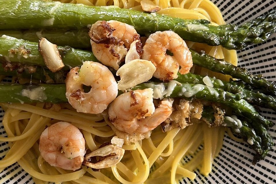 Linguine mit Orangensauce und grünem Spargel