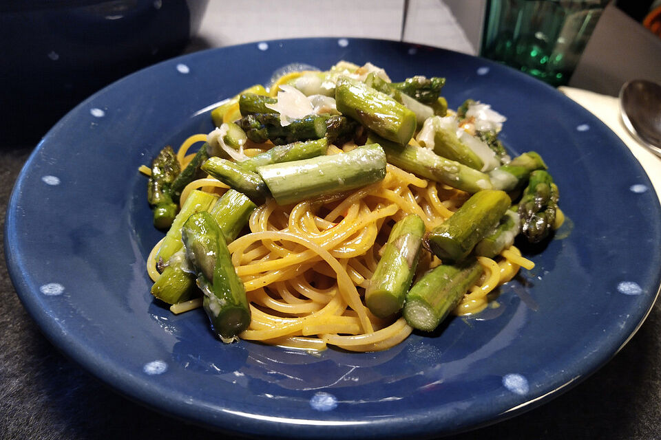 Linguine mit Orangensauce und grünem Spargel