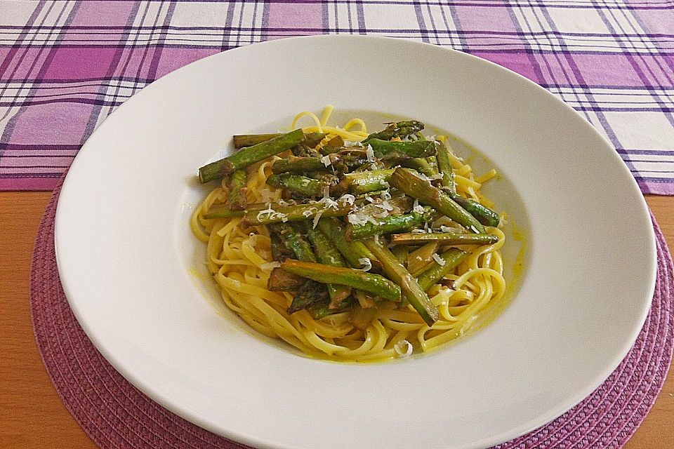 Linguine mit Orangensauce und grünem Spargel