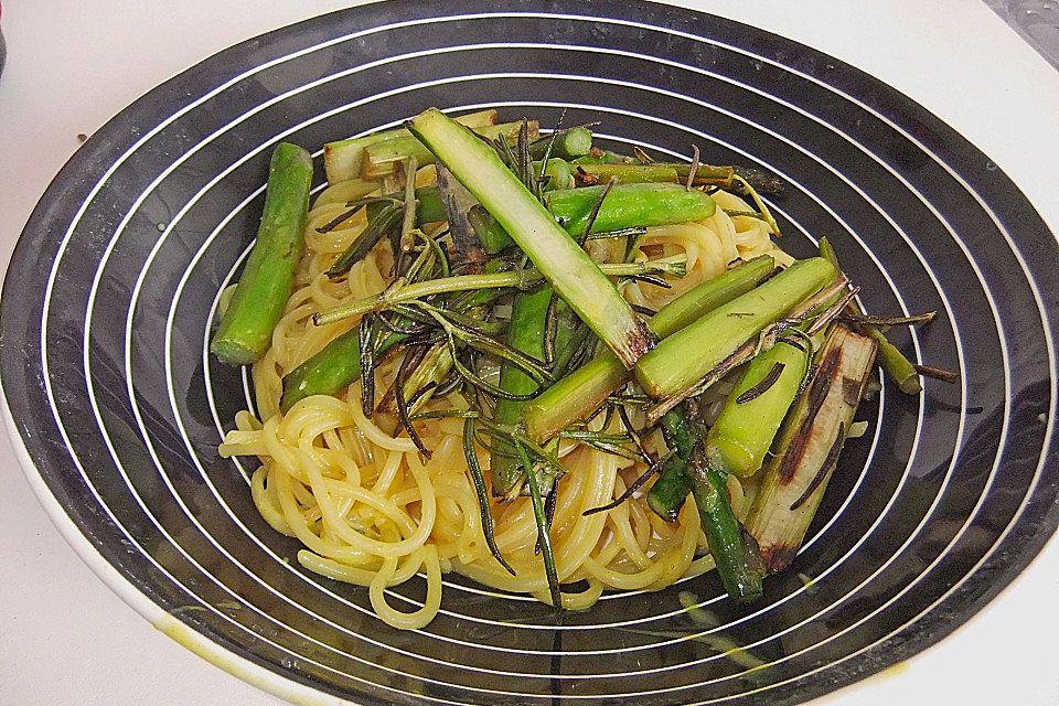 Linguine mit Orangensauce und grünem Spargel