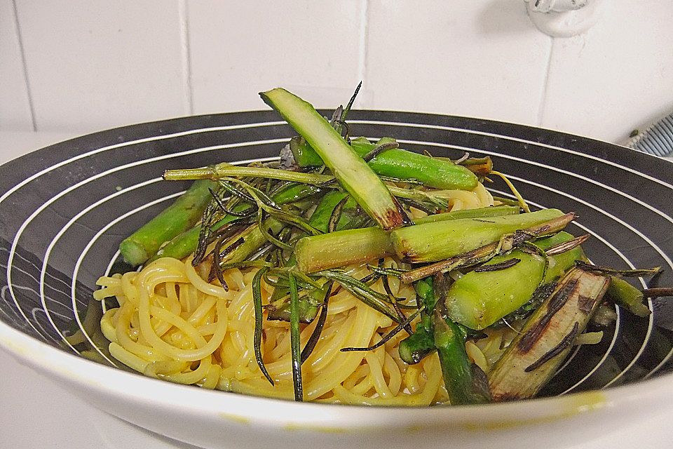 Linguine mit Orangensauce und grünem Spargel