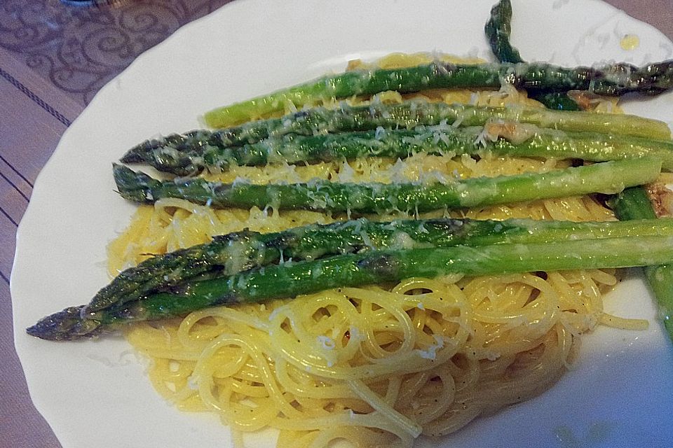 Linguine mit Orangensauce und grünem Spargel