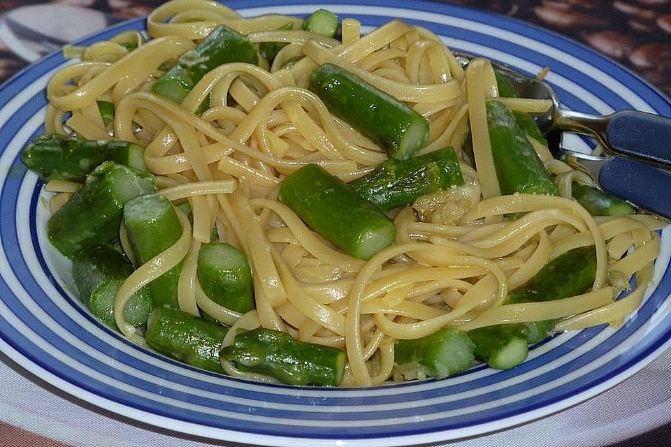 Linguine mit Orangensauce und grünem Spargel