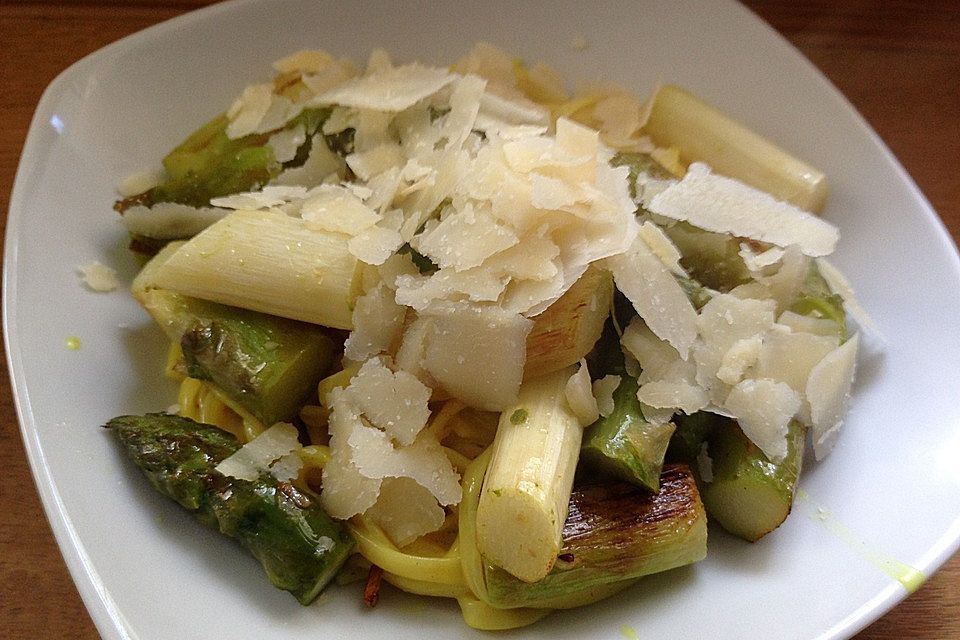 Linguine mit Orangensauce und grünem Spargel