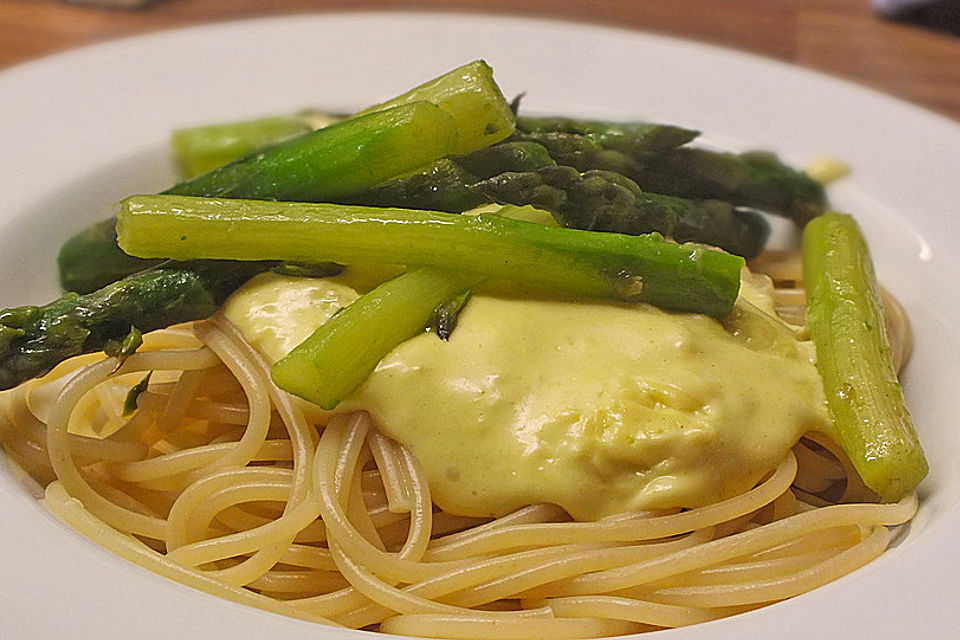 Linguine mit Orangensauce und grünem Spargel