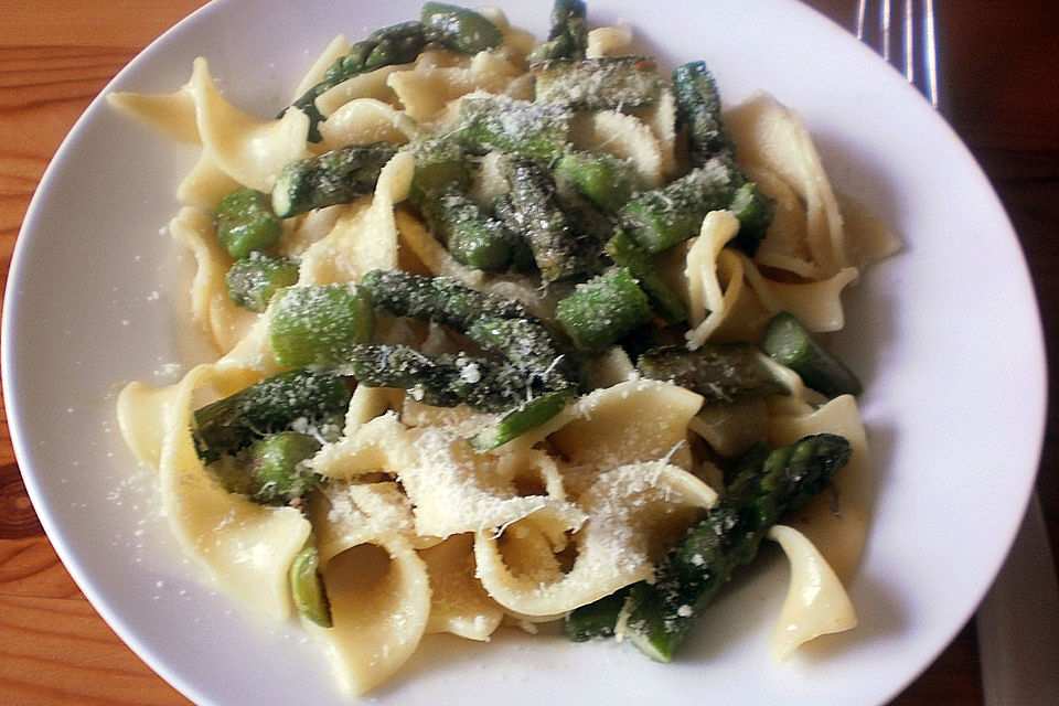 Linguine mit Orangensauce und grünem Spargel