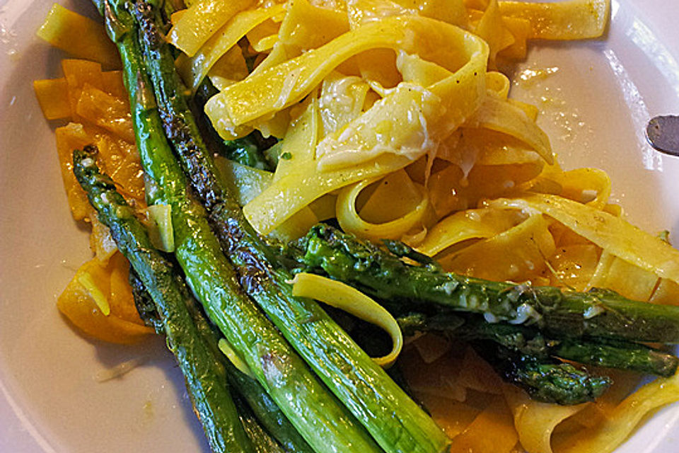 Linguine mit Orangensauce und grünem Spargel