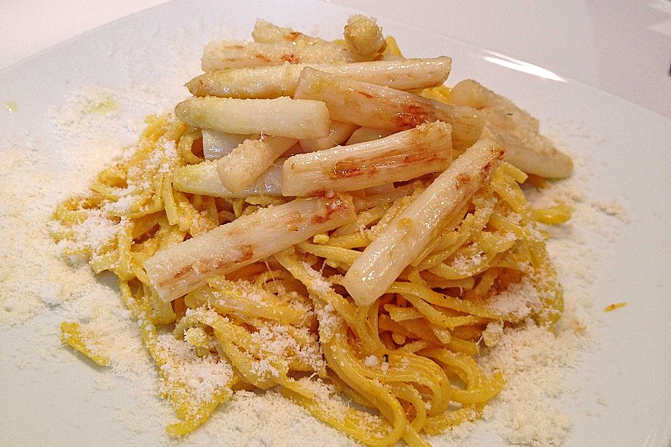 Linguine mit Orangensauce und grünem Spargel