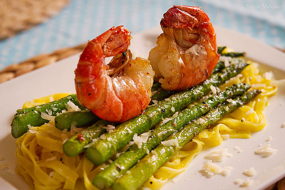 Linguine mit Orangensauce und grünem Spargel