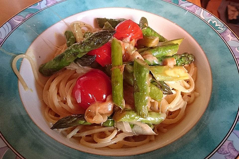 Linguine mit Orangensauce und grünem Spargel