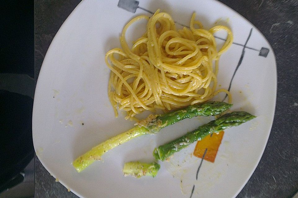 Linguine mit Orangensauce und grünem Spargel