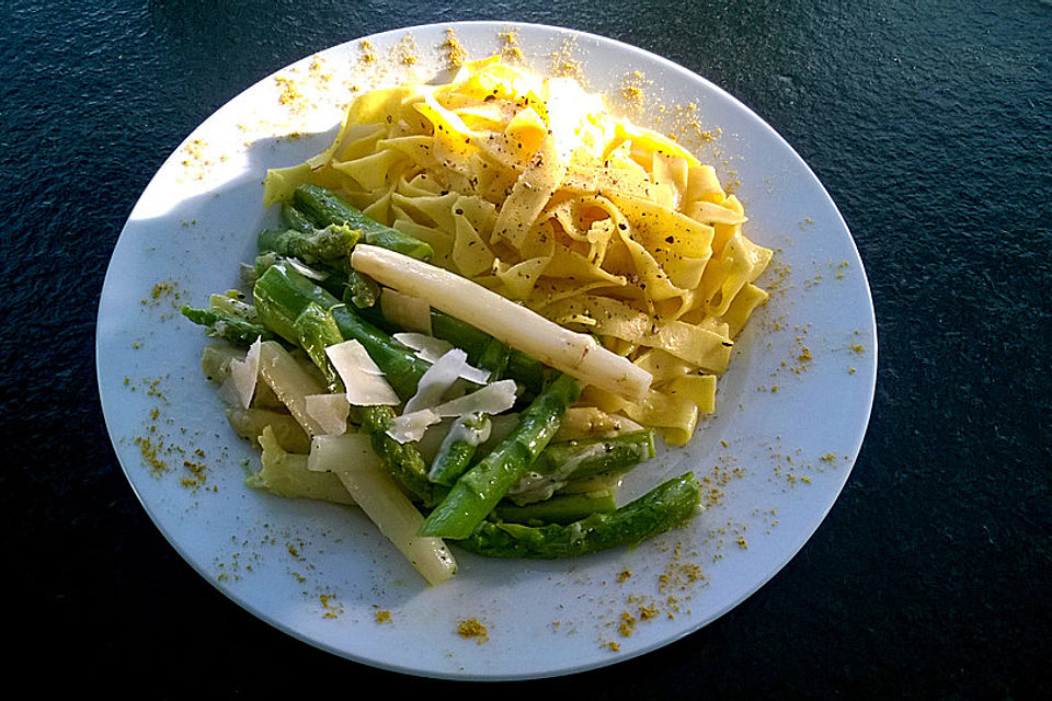 Linguine mit Orangensauce und grünem Spargel