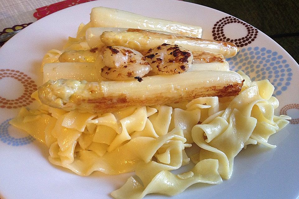 Linguine mit Orangensauce und grünem Spargel