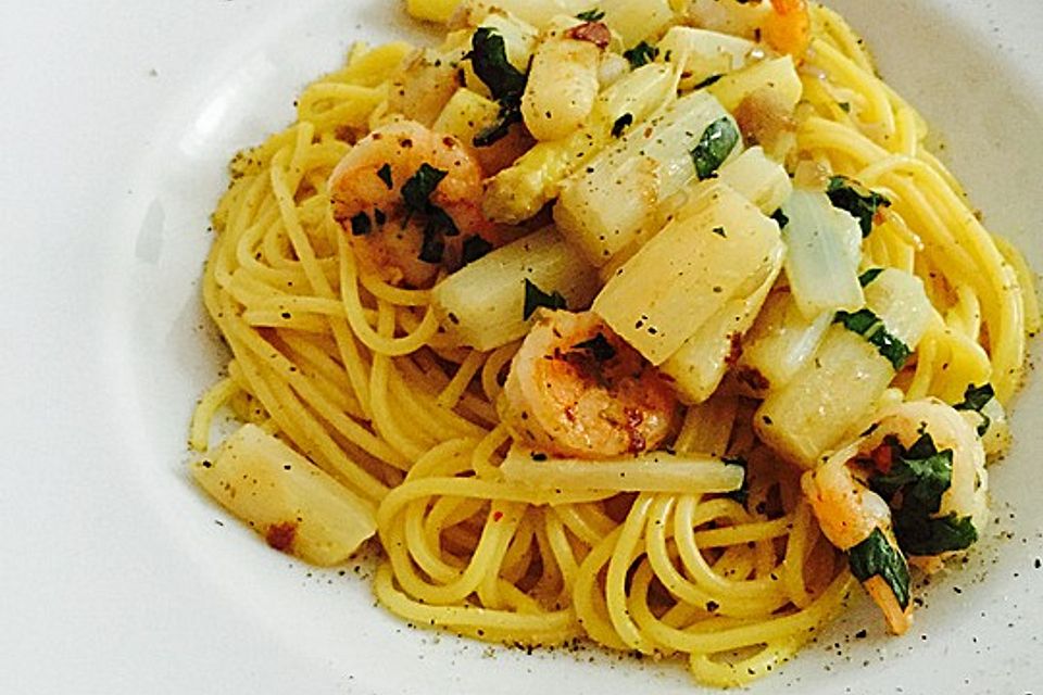 Linguine mit Orangensauce und grünem Spargel