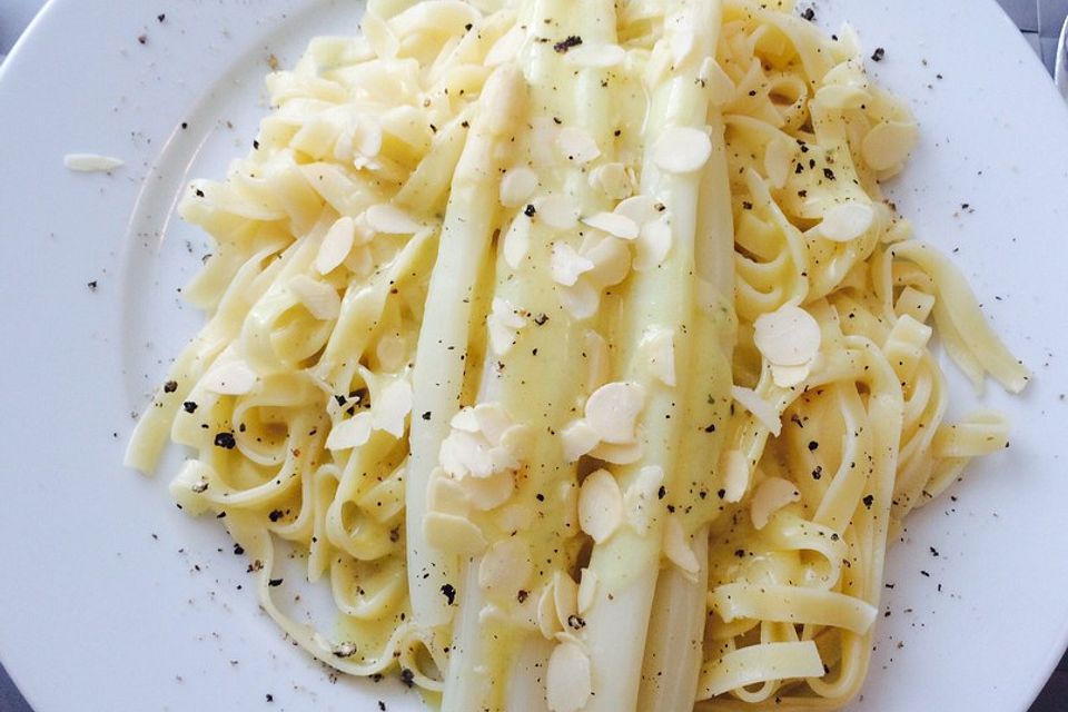 Linguine mit Orangensauce und grünem Spargel