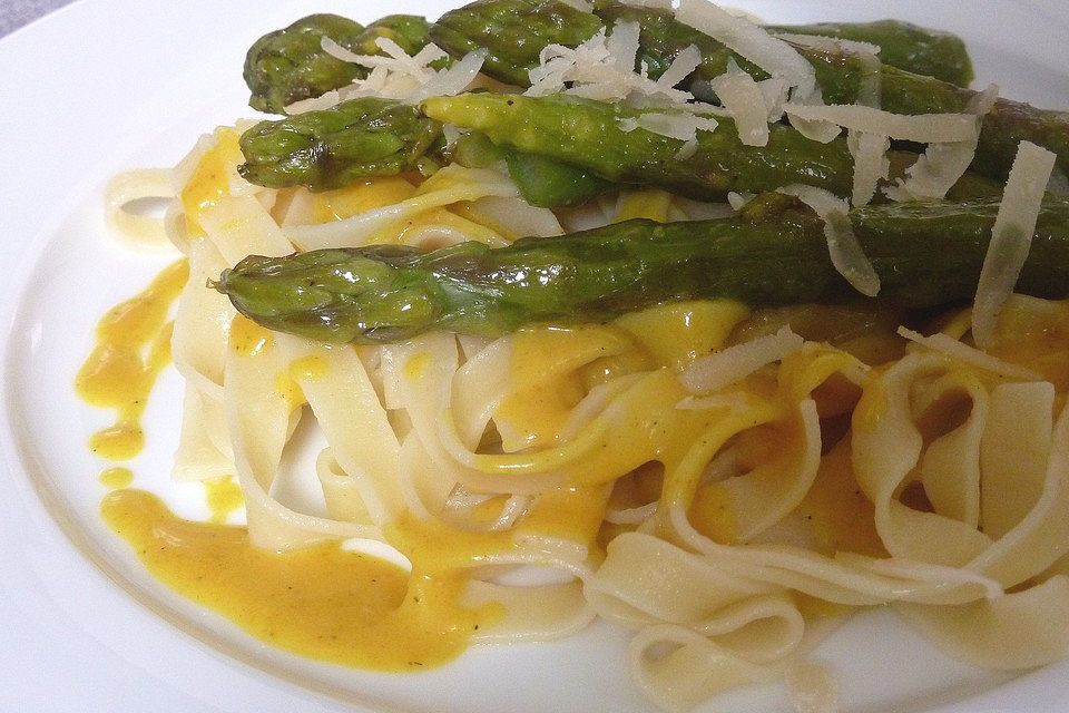 Linguine mit Orangensauce und grünem Spargel