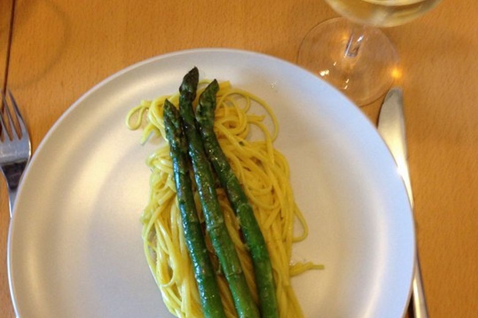 Linguine mit Orangensauce und grünem Spargel