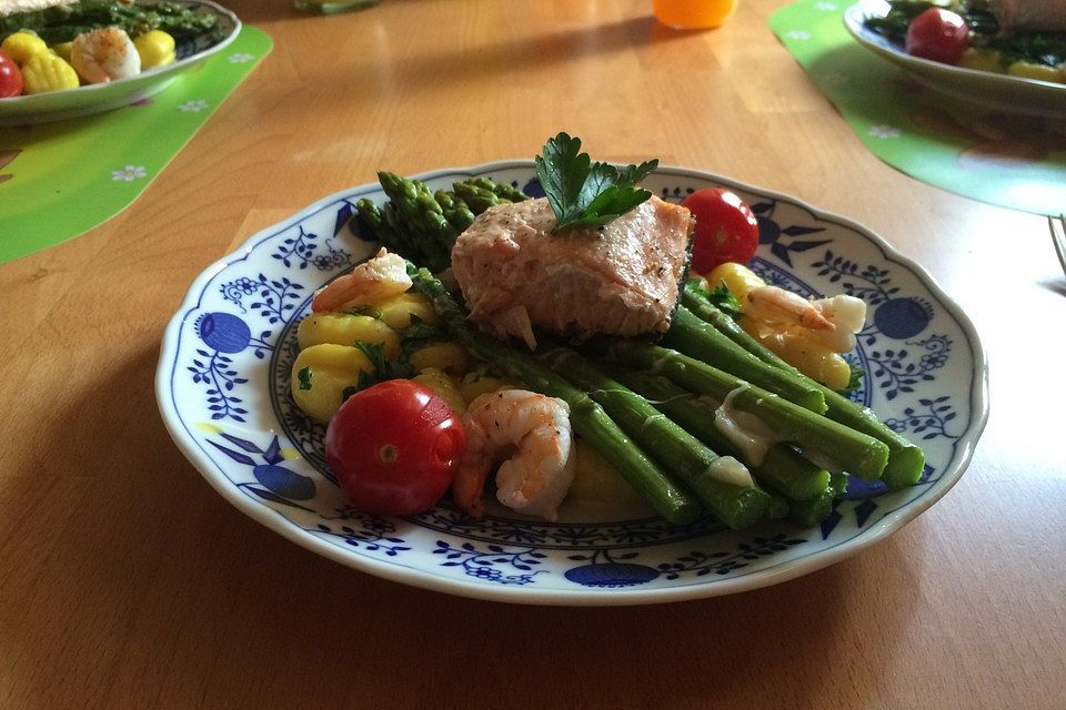 Linguine mit Orangensauce und grünem Spargel