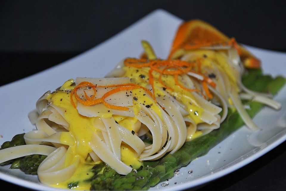 Linguine mit Orangensauce und grünem Spargel